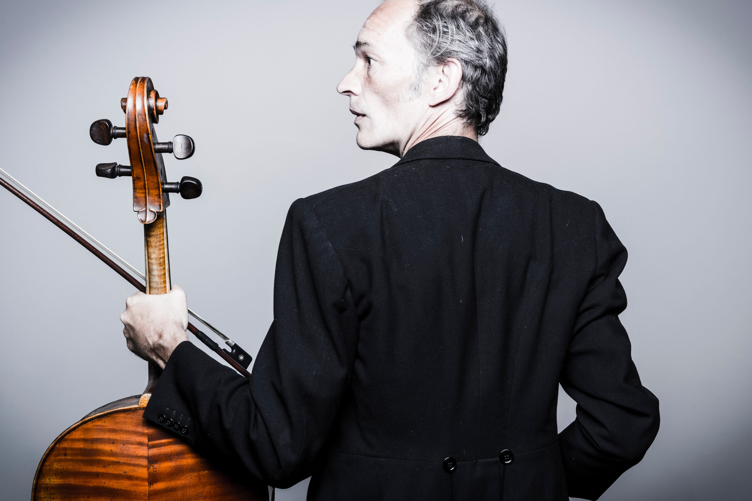 Mit Cello den Rücken zugewandt