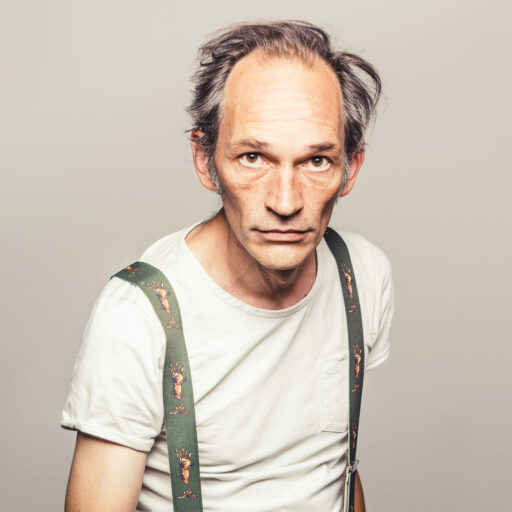 Nikolaus blickt in die Kamera
