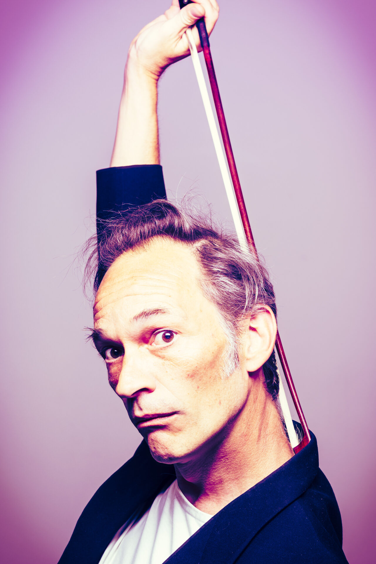 Kratzt sich mit dem Bogen am Rücken.