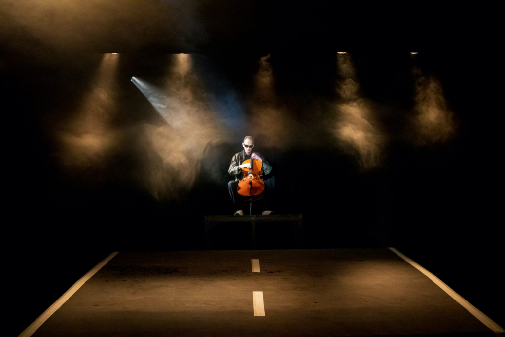 Spielt Cello am Ende der Straße.